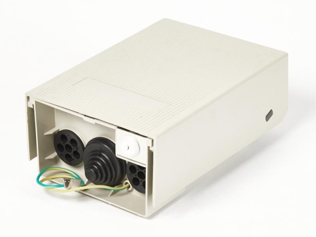 Коробка распределительная на 3 плинта заземленная, наружная (24*Г10*16,7см) Коробка распределительная на 3 плинта заземленная, наружная (24*Г10*16,7см)