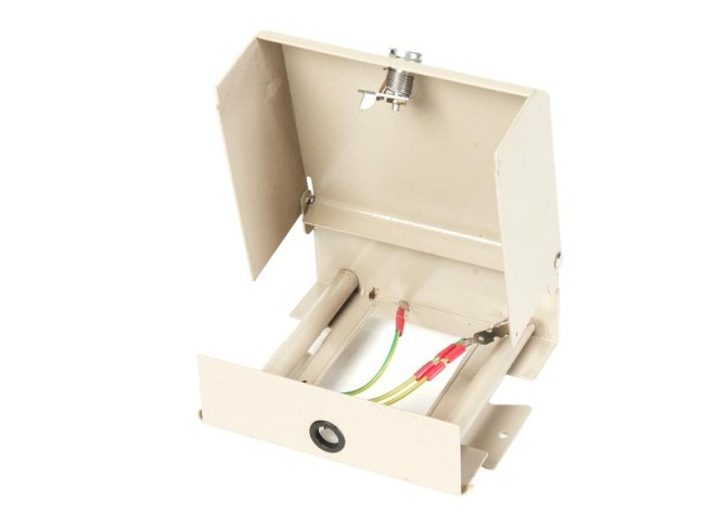 Коробка распределительная на 3 (макс d кабеля 10мм) плинта металлическая (12*13,5*7см), замок Коробка распределительная на 3 (макс d кабеля 10мм) плинта металлическая (12*13,5*7см), замок